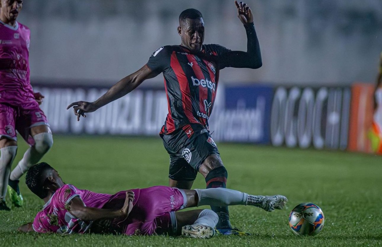 Hugo Moura, do Barcelona de Ilhéus, é o líder em desarmes no Baianão como lateral direito