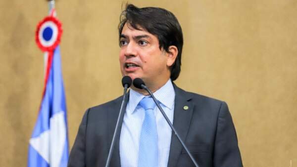 Deputado Pedro Tavares propõe audiência pública em Ilhéus para debater paralisação da Fiol e do Porto Sul